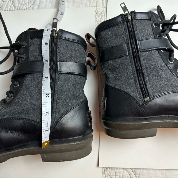 UGG black leather and felt lace-up winter boots sz 10 - Picture 8 of 8